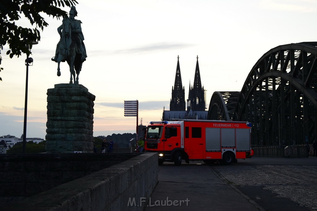 PSpringt kein Suizid Brueckenspringer Koeln Hohenzollernbruecke P279.JPG - Miklos Laubert